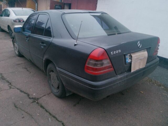 Серый Мерседес 220, объемом двигателя 2.2 л и пробегом 333 тыс. км за 1200 $, фото 3 на Automoto.ua