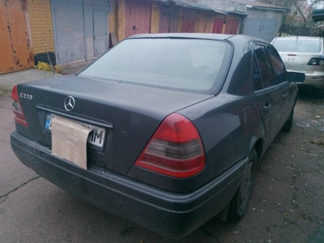 Серый Мерседес 220, объемом двигателя 2.2 л и пробегом 333 тыс. км за 1200 $, фото 2 на Automoto.ua