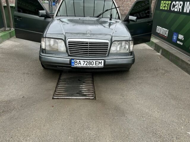 Серый Мерседес 220, объемом двигателя 2.2 л и пробегом 497 тыс. км за 3476 $, фото 7 на Automoto.ua