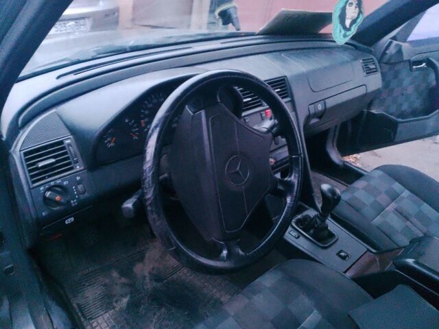 Серый Мерседес 220, объемом двигателя 2.2 л и пробегом 333 тыс. км за 1200 $, фото 11 на Automoto.ua