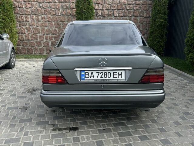 Серый Мерседес 220, объемом двигателя 2.2 л и пробегом 497 тыс. км за 3476 $, фото 2 на Automoto.ua