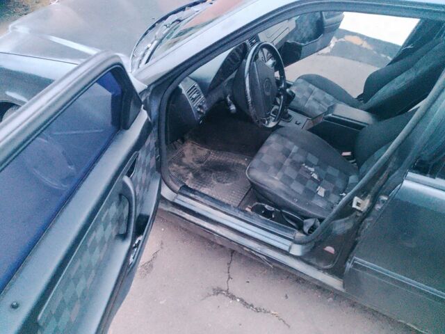 Серый Мерседес 220, объемом двигателя 2.2 л и пробегом 333 тыс. км за 1200 $, фото 10 на Automoto.ua