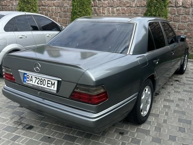 Серый Мерседес 220, объемом двигателя 2.2 л и пробегом 497 тыс. км за 3476 $, фото 3 на Automoto.ua