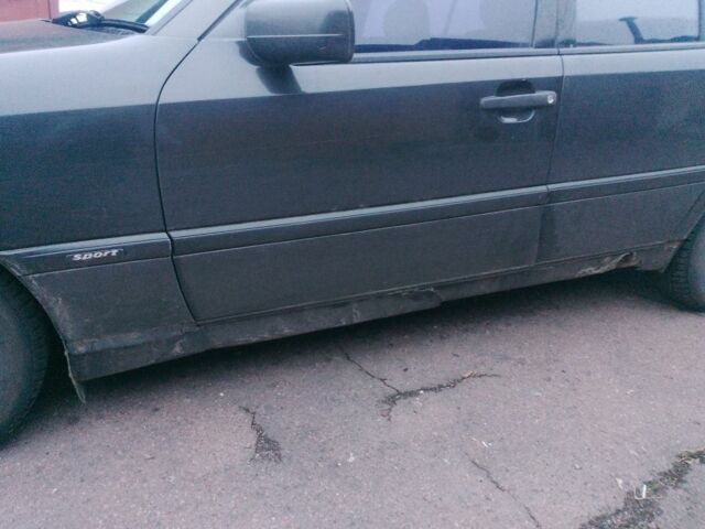 Серый Мерседес 220, объемом двигателя 2.2 л и пробегом 333 тыс. км за 1200 $, фото 5 на Automoto.ua