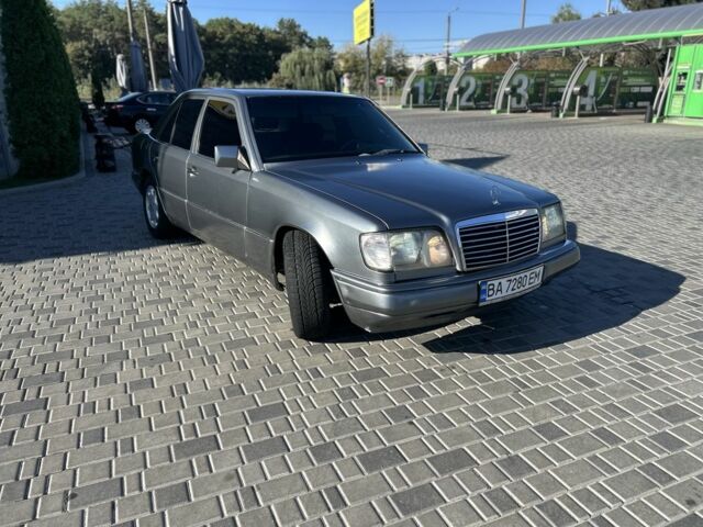 Серый Мерседес 220, объемом двигателя 2.2 л и пробегом 497 тыс. км за 3476 $, фото 6 на Automoto.ua