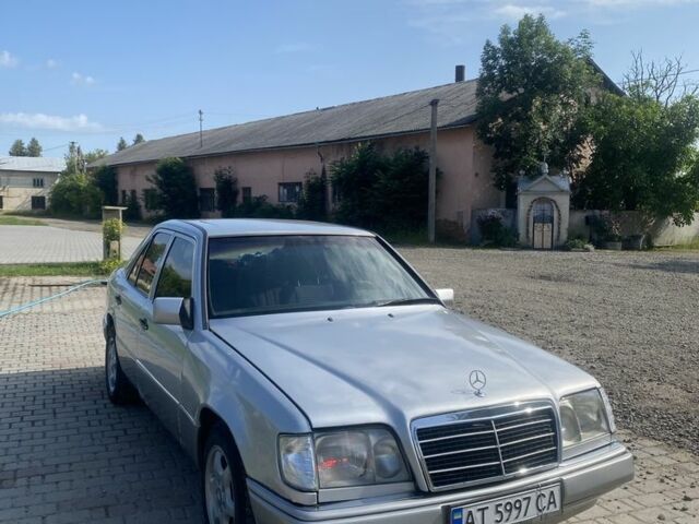 Сірий Мерседес 220, об'ємом двигуна 2.2 л та пробігом 370 тис. км за 1550 $, фото 1 на Automoto.ua