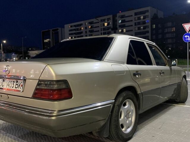 Серый Мерседес 220, объемом двигателя 2.2 л и пробегом 436 тыс. км за 2800 $, фото 5 на Automoto.ua