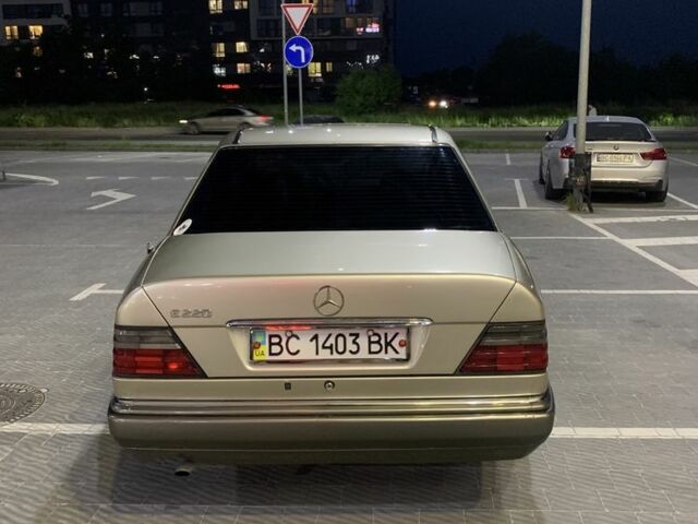 Серый Мерседес 220, объемом двигателя 2.2 л и пробегом 436 тыс. км за 2800 $, фото 4 на Automoto.ua