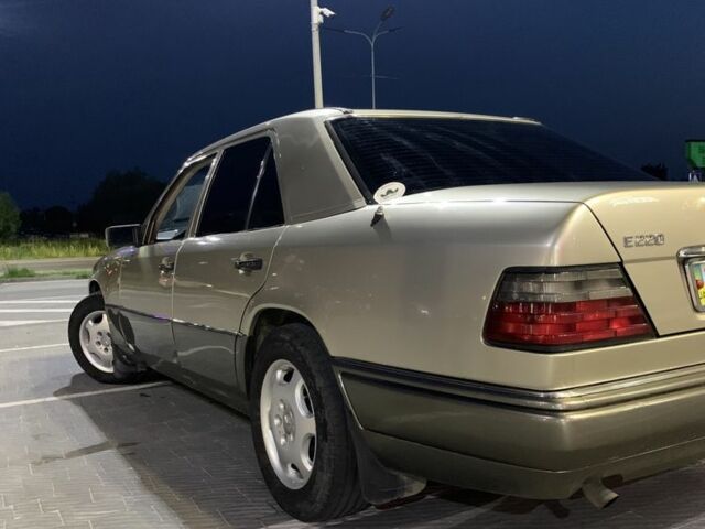 Серый Мерседес 220, объемом двигателя 2.2 л и пробегом 436 тыс. км за 2800 $, фото 3 на Automoto.ua