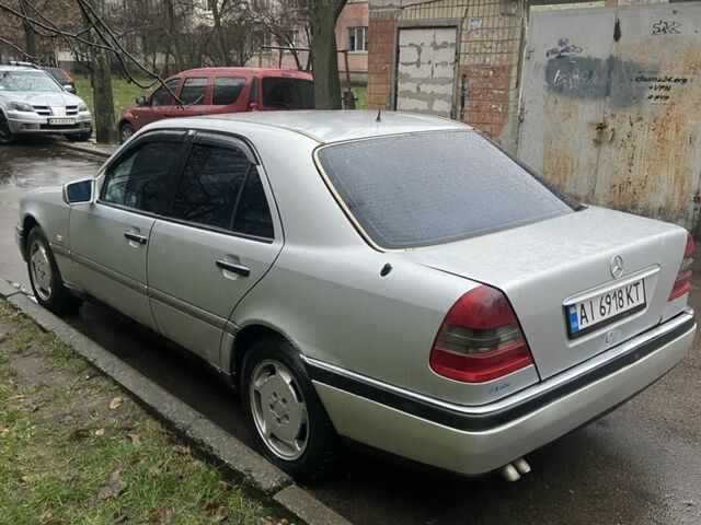 Серый Мерседес 220, объемом двигателя 2.2 л и пробегом 345 тыс. км за 1800 $, фото 2 на Automoto.ua