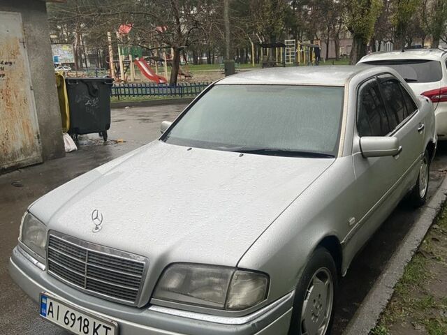 Серый Мерседес 220, объемом двигателя 2.2 л и пробегом 345 тыс. км за 1800 $, фото 1 на Automoto.ua