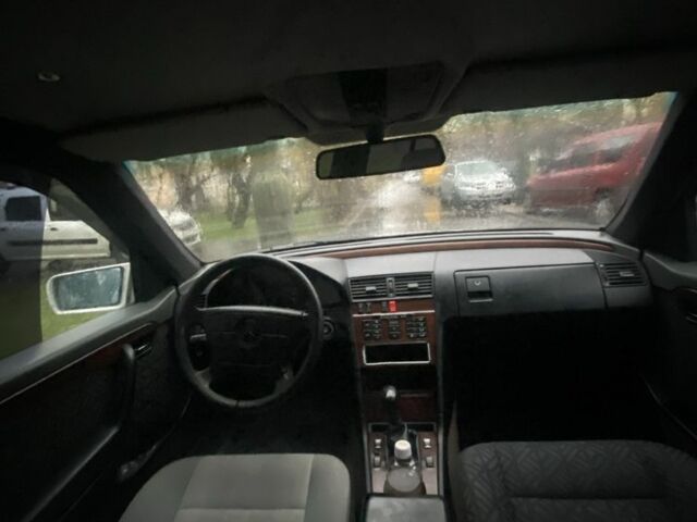 Серый Мерседес 220, объемом двигателя 2.2 л и пробегом 345 тыс. км за 1800 $, фото 4 на Automoto.ua