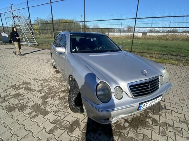 Серый Мерседес 220, объемом двигателя 2.2 л и пробегом 300 тыс. км за 3000 $, фото 4 на Automoto.ua