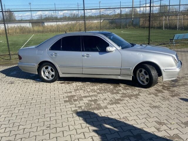 Серый Мерседес 220, объемом двигателя 2.2 л и пробегом 300 тыс. км за 3000 $, фото 2 на Automoto.ua