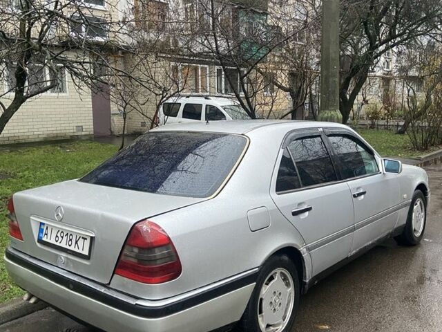 Серый Мерседес 220, объемом двигателя 2.2 л и пробегом 345 тыс. км за 1800 $, фото 3 на Automoto.ua