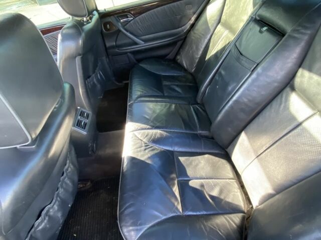 Серый Мерседес 220, объемом двигателя 2.2 л и пробегом 300 тыс. км за 3000 $, фото 7 на Automoto.ua