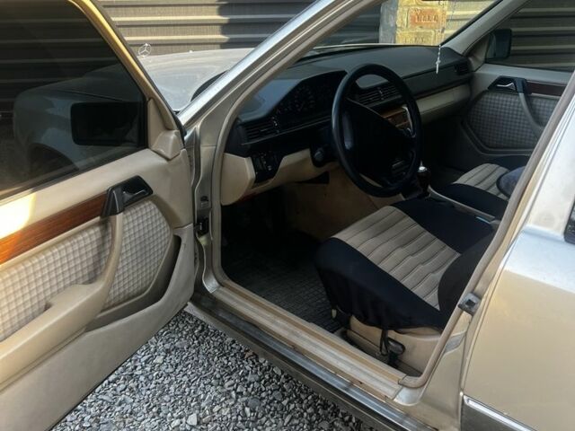 Сірий Мерседес 220, об'ємом двигуна 2.2 л та пробігом 440 тис. км за 3000 $, фото 12 на Automoto.ua