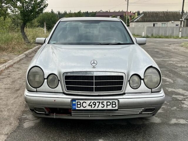 Серый Мерседес 220, объемом двигателя 2.2 л и пробегом 250 тыс. км за 2350 $, фото 4 на Automoto.ua