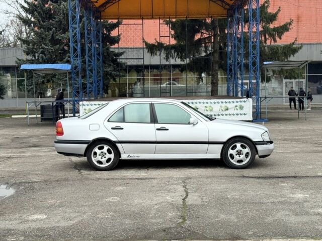 Сірий Мерседес 220, об'ємом двигуна 2.2 л та пробігом 300 тис. км за 1999 $, фото 7 на Automoto.ua