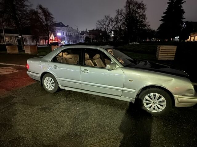 Серый Мерседес 220, объемом двигателя 2.2 л и пробегом 513 тыс. км за 2500 $, фото 3 на Automoto.ua