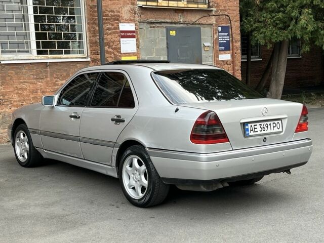 Серый Мерседес 220, объемом двигателя 2.2 л и пробегом 376 тыс. км за 2300 $, фото 5 на Automoto.ua