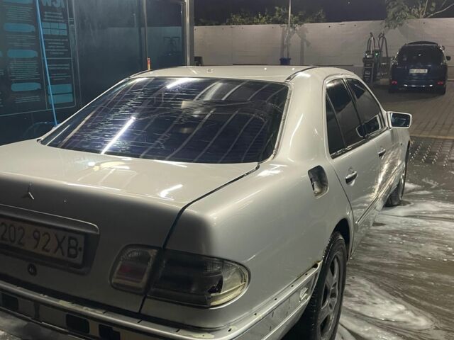 Серый Мерседес 220, объемом двигателя 4.3 л и пробегом 400 тыс. км за 3000 $, фото 3 на Automoto.ua