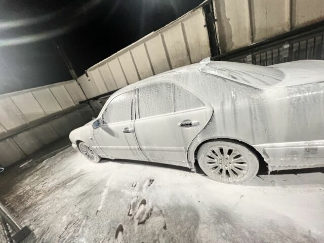 Серый Мерседес 220, объемом двигателя 2.2 л и пробегом 3 тыс. км за 3500 $, фото 1 на Automoto.ua