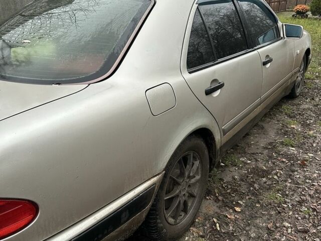 Сірий Мерседес 220, об'ємом двигуна 2.2 л та пробігом 300 тис. км за 2143 $, фото 5 на Automoto.ua