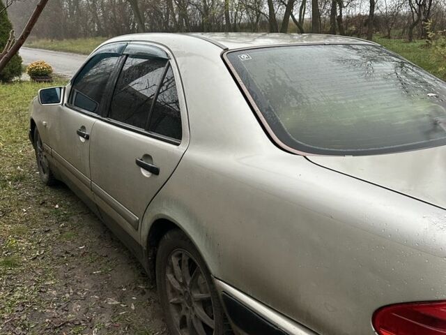 Сірий Мерседес 220, об'ємом двигуна 2.2 л та пробігом 300 тис. км за 2143 $, фото 4 на Automoto.ua