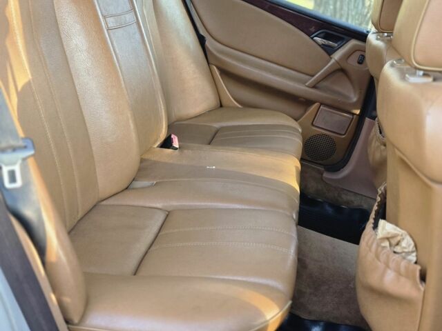 Серый Мерседес 220, объемом двигателя 2.2 л и пробегом 333 тыс. км за 1899 $, фото 11 на Automoto.ua