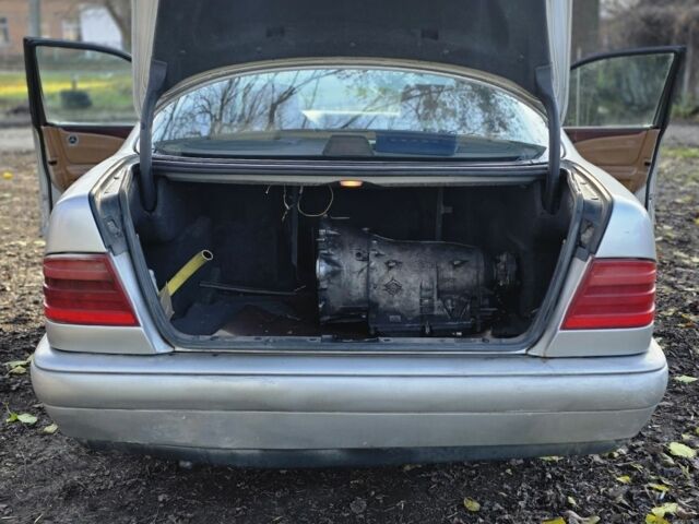 Серый Мерседес 220, объемом двигателя 2.2 л и пробегом 333 тыс. км за 1899 $, фото 9 на Automoto.ua