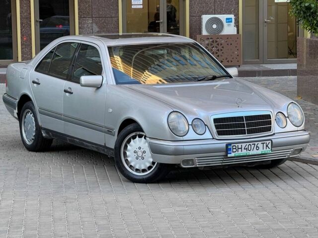 Серый Мерседес 220, объемом двигателя 2.2 л и пробегом 340 тыс. км за 3600 $, фото 4 на Automoto.ua