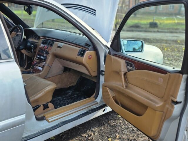 Серый Мерседес 220, объемом двигателя 2.2 л и пробегом 333 тыс. км за 1899 $, фото 12 на Automoto.ua