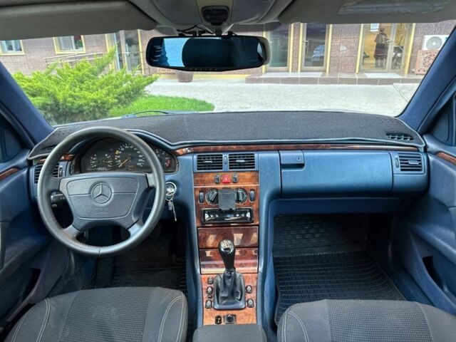 Серый Мерседес 220, объемом двигателя 2.2 л и пробегом 340 тыс. км за 3600 $, фото 18 на Automoto.ua