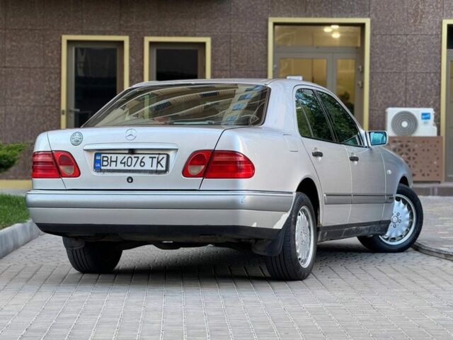 Серый Мерседес 220, объемом двигателя 2.2 л и пробегом 340 тыс. км за 3600 $, фото 5 на Automoto.ua