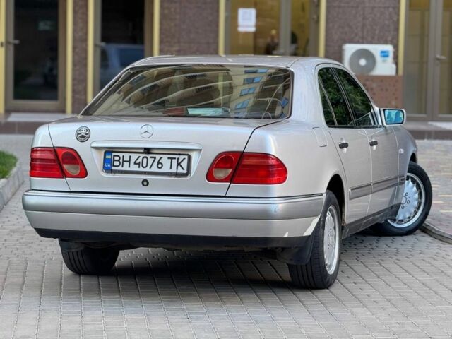 Серый Мерседес 220, объемом двигателя 2.2 л и пробегом 340 тыс. км за 3600 $, фото 6 на Automoto.ua