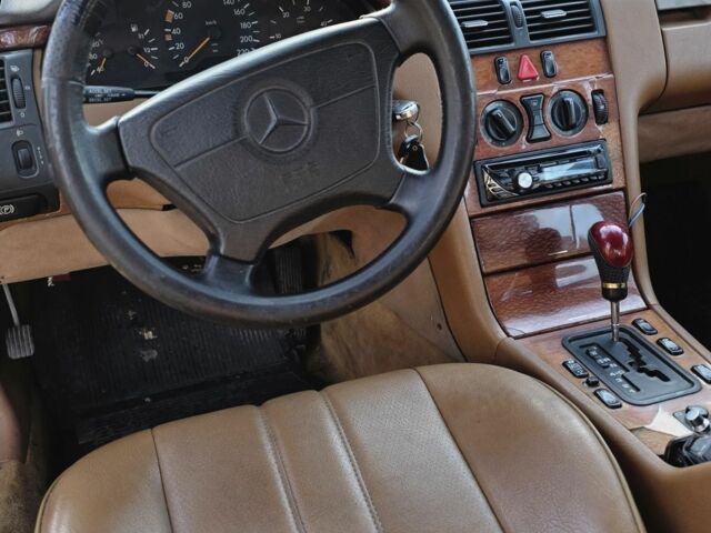 Серый Мерседес 220, объемом двигателя 2.2 л и пробегом 333 тыс. км за 1899 $, фото 18 на Automoto.ua