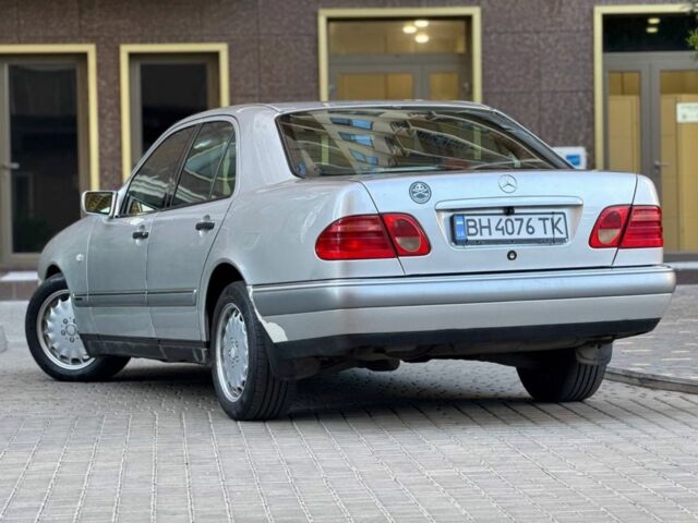 Серый Мерседес 220, объемом двигателя 2.2 л и пробегом 340 тыс. км за 3600 $, фото 9 на Automoto.ua