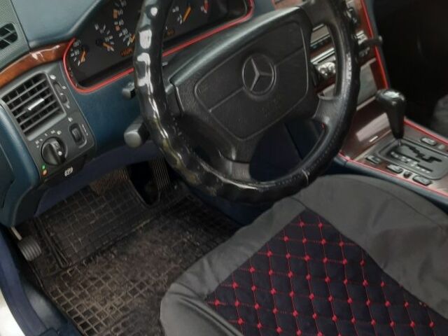 Серый Мерседес 220, объемом двигателя 2.9 л и пробегом 370 тыс. км за 4300 $, фото 4 на Automoto.ua