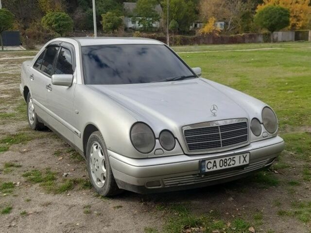 Серый Мерседес 220, объемом двигателя 2.9 л и пробегом 370 тыс. км за 4300 $, фото 1 на Automoto.ua