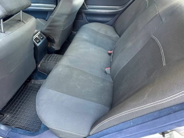 Серый Мерседес 220, объемом двигателя 2.2 л и пробегом 340 тыс. км за 3600 $, фото 17 на Automoto.ua