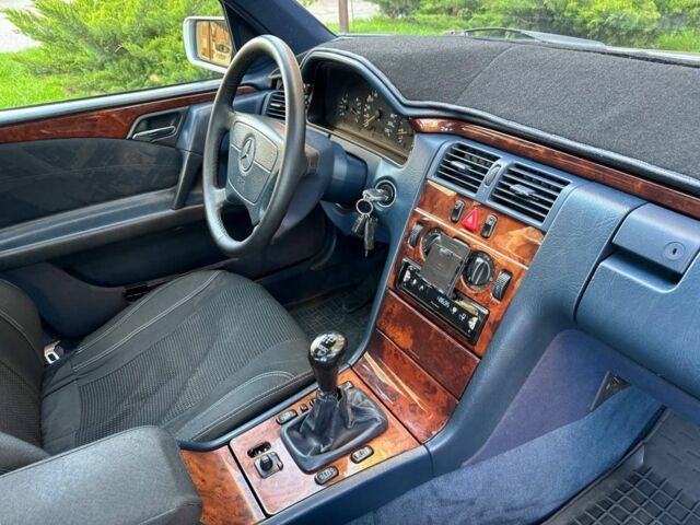 Серый Мерседес 220, объемом двигателя 2.2 л и пробегом 340 тыс. км за 3600 $, фото 12 на Automoto.ua