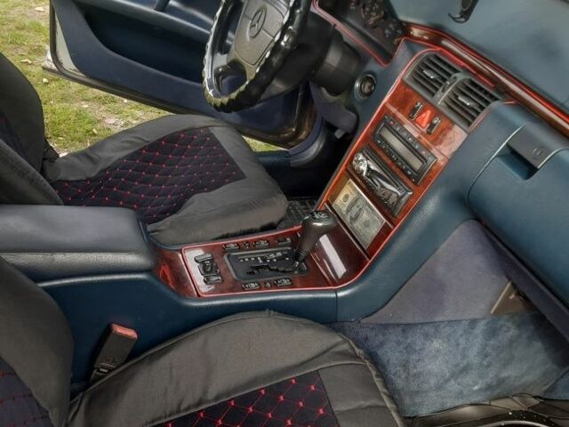 Серый Мерседес 220, объемом двигателя 2.9 л и пробегом 370 тыс. км за 4300 $, фото 5 на Automoto.ua