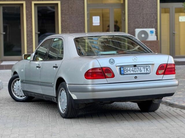 Серый Мерседес 220, объемом двигателя 2.2 л и пробегом 340 тыс. км за 3600 $, фото 8 на Automoto.ua