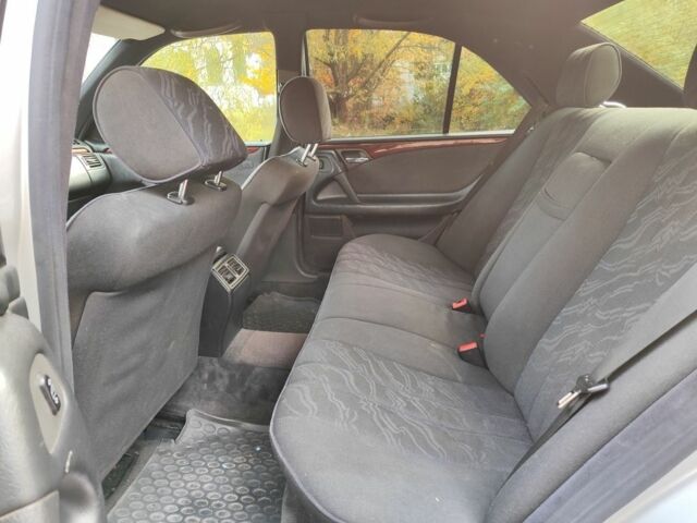 Серый Мерседес 220, объемом двигателя 2 л и пробегом 350 тыс. км за 1800 $, фото 6 на Automoto.ua