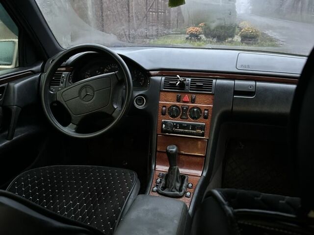 Сірий Мерседес 220, об'ємом двигуна 2.2 л та пробігом 300 тис. км за 2143 $, фото 6 на Automoto.ua