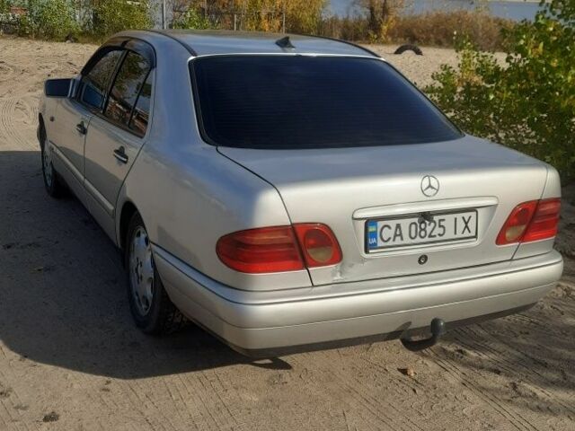 Серый Мерседес 220, объемом двигателя 2.9 л и пробегом 370 тыс. км за 4300 $, фото 3 на Automoto.ua