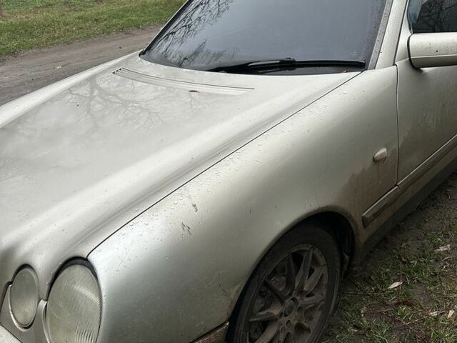 Сірий Мерседес 220, об'ємом двигуна 2.2 л та пробігом 300 тис. км за 2143 $, фото 1 на Automoto.ua