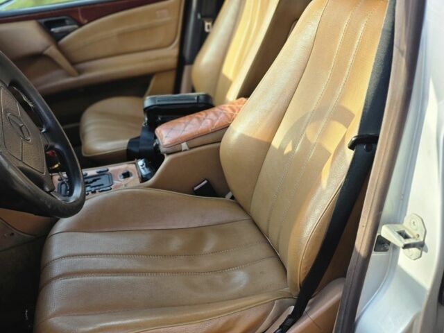 Серый Мерседес 220, объемом двигателя 2.2 л и пробегом 333 тыс. км за 1899 $, фото 15 на Automoto.ua