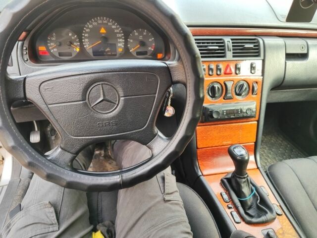 Серый Мерседес 220, объемом двигателя 2 л и пробегом 350 тыс. км за 1800 $, фото 5 на Automoto.ua